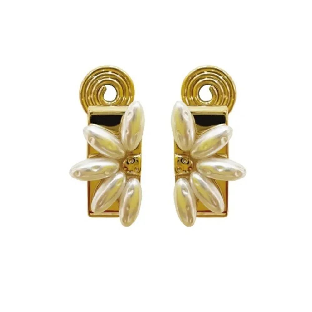 Vintage style flower clip on earrings A415